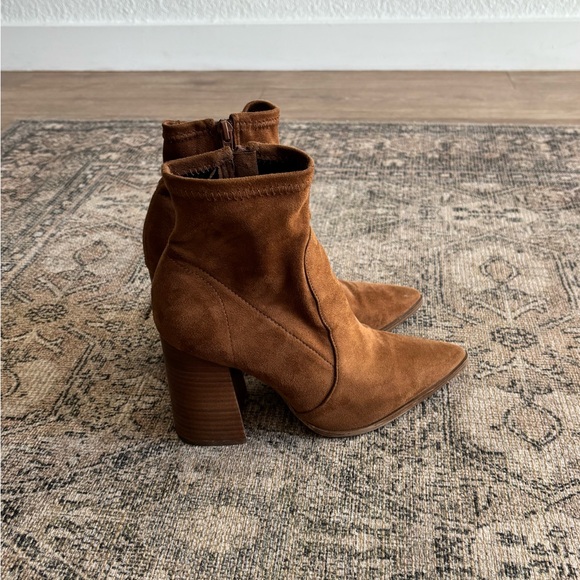 Steve Madden - Elegant Brown Suede Ankle Boots (7.5) - Picture 4 of 5